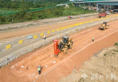 武黃高速改擴(kuò)建工程進(jìn)入主線(xiàn)路基施工