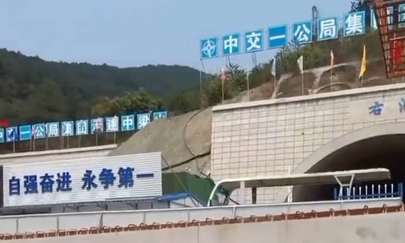 HC高速液壓夯實機(jī)在中交一公局集團(tuán)承建的渝武高速中梁山隧道項目中對路基進(jìn)行夯實處理